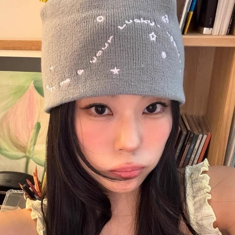 Koreanische Süße und Coole Mädchen Stern Bestickte Strickmütze für Damen Vielseitige Baotou Wollene Kälte Mütze Herbst und Winter