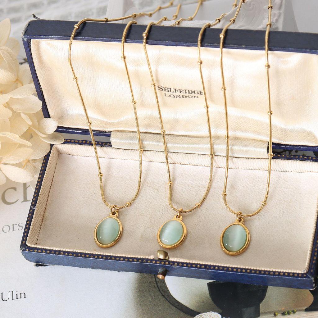 French Retro Clavicle Chain Necklace: 18k Gold-Plated Titanium Steel with Cat's Eye Oval Pendant for Women