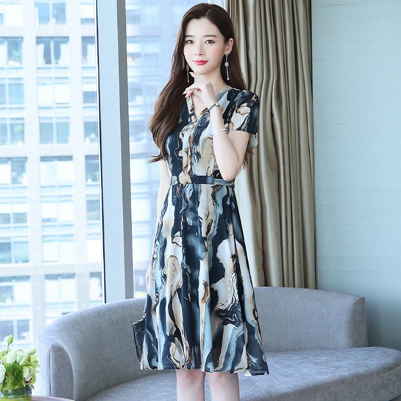 Elegant Summer Outfit: Stylish Short-Sleeved Dress for Middle-Aged Mothers (40s-50s), Wide-Cut and Sophisticated