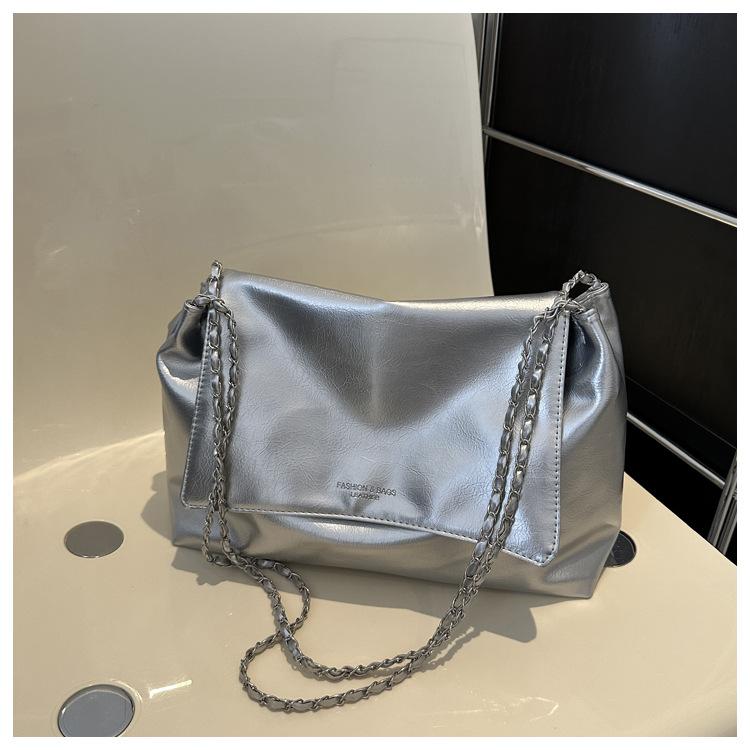 

Летняя однотонная вместительная сумка-багет 2025 новый тренд на плечо, для поездок, с цепочкой, бродячая, с поддержкой плеча, очень большая женская сумка серебряный