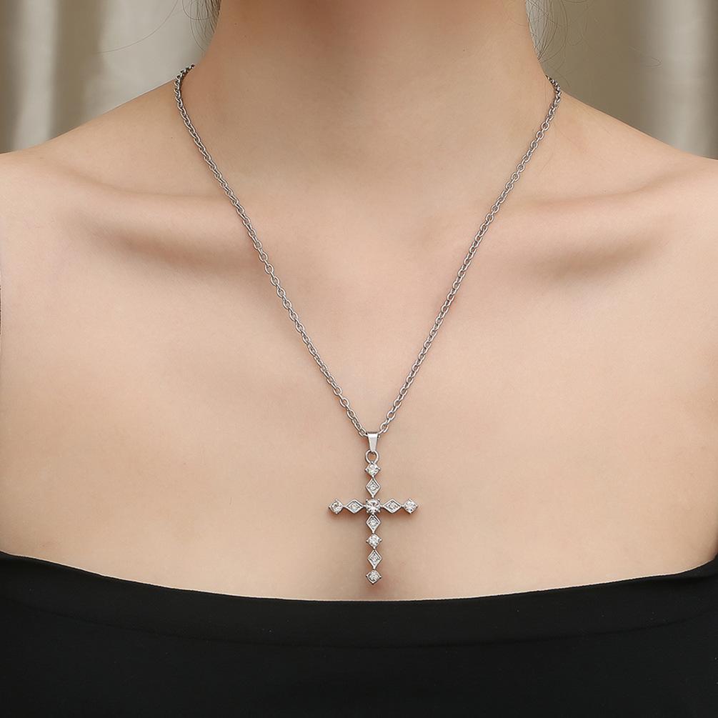 Light Luxury Style Diamond -Shaped Titanium Steel Cross Necklace Genderless Hip -Hop Wear Accessories