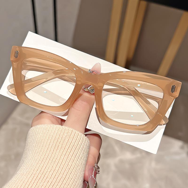 Fashionable and retro small square anti-blue light glasses, a fashionable item, are a flat light lens for street photography