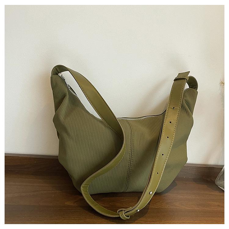 

Large capacity dumpling bag women 2025 new fashion simple messenger bag casual high sense armpit bag