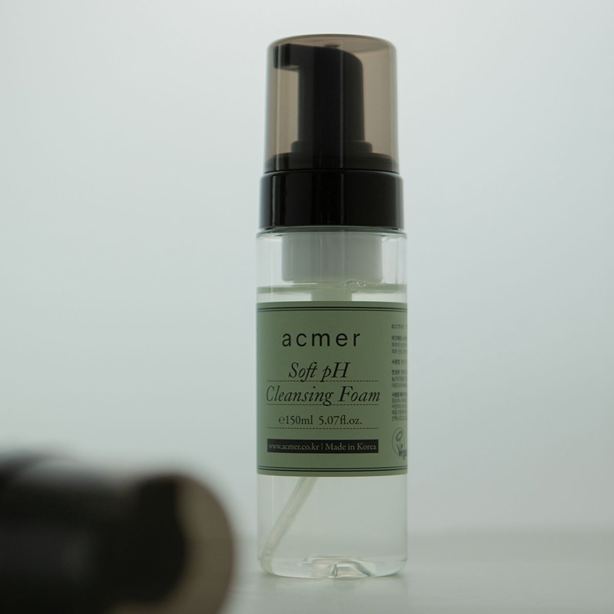 Soft mildly acidic cleansing foam