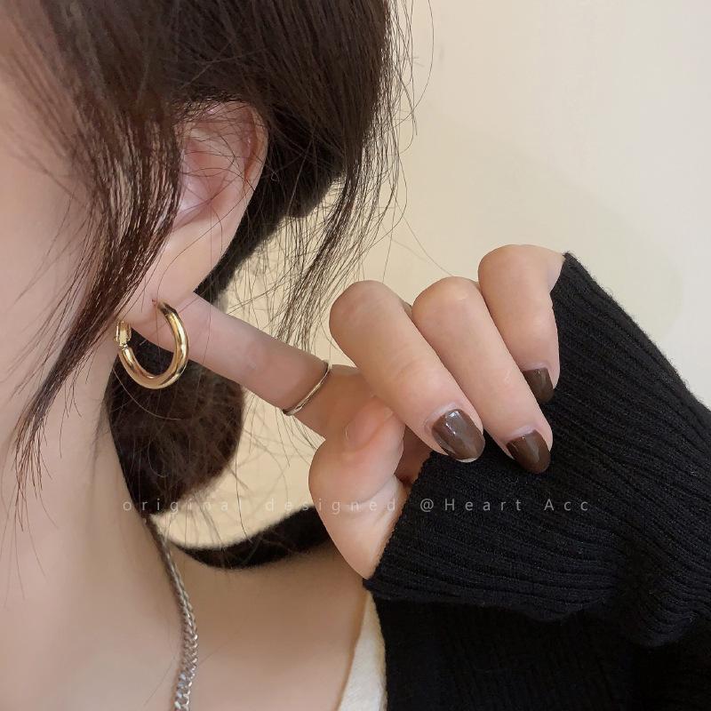 

Gold small earrings plain ring earrings women s autumn and winter new high-end circle stud earrings niche design earrings золотой