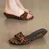 Wersja ze skóry owczej~ niszowe kapcie z odkrytymi palcami w panterkę dla kobiet do noszenia lato 2025, kapcie na wysokim obcasie, z klinem imitującym drewno, fajne