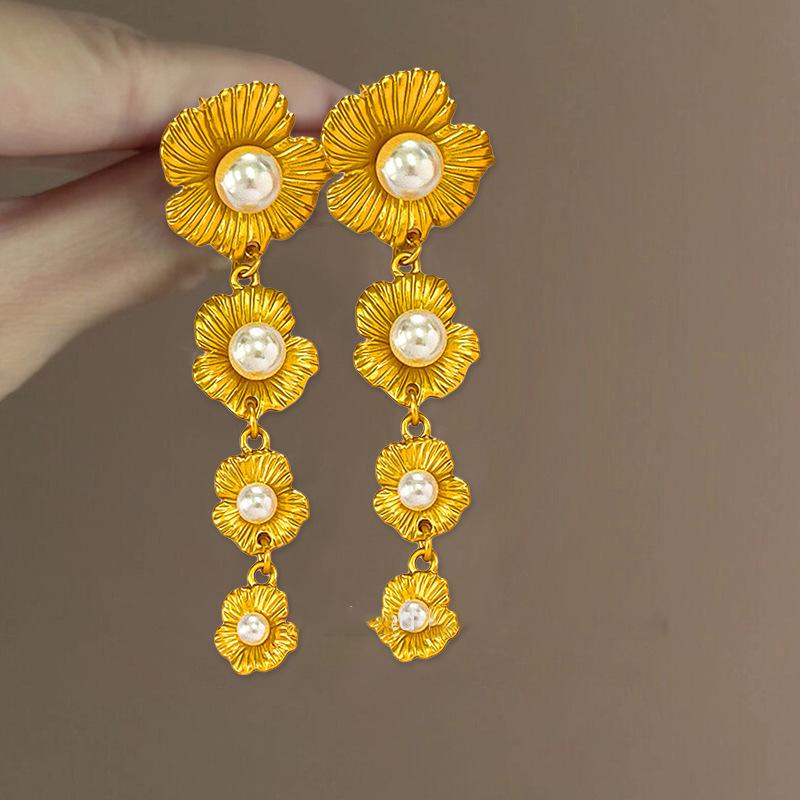 

Жемчужные серьги-кисточки с цветами Индивидуальные серьги с холодным ветром Темпераментные серьги Высокий уровень Мода Нишевые серьги