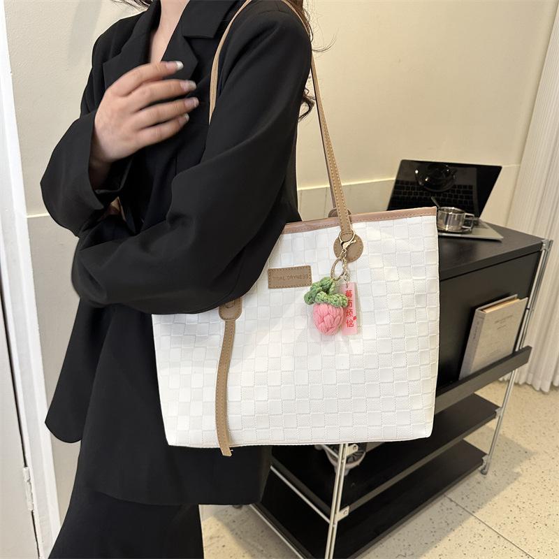 Large capacity casual PU shoulder bag 2025 new fashion pendant commuter bag simple tote bag