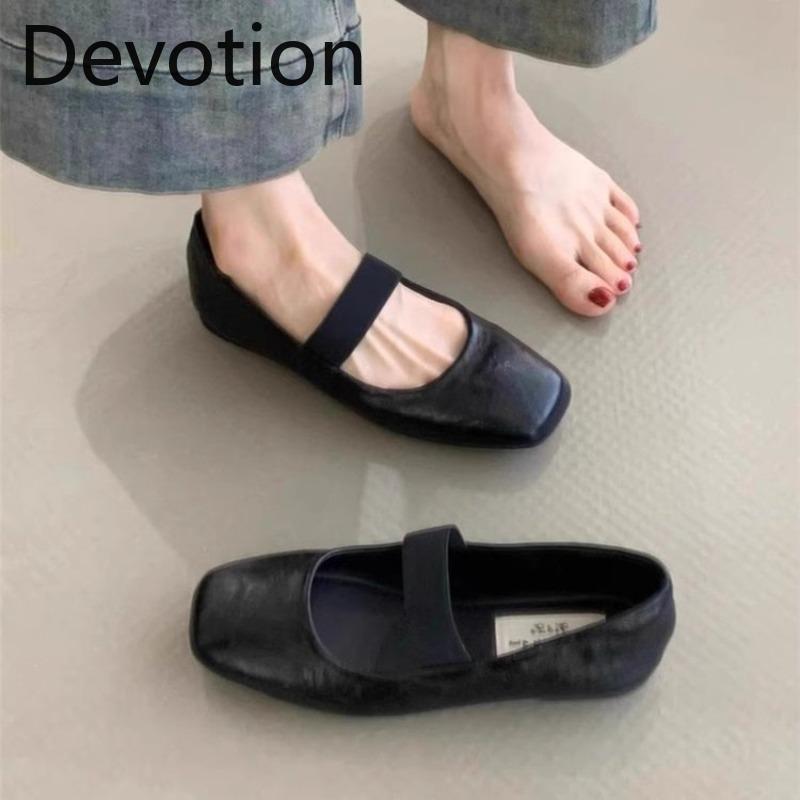 The New Retro Women's Shoes Are Stylish and Versatile, with A Shallow-mouthed Insole That Adds To The Look Devotion