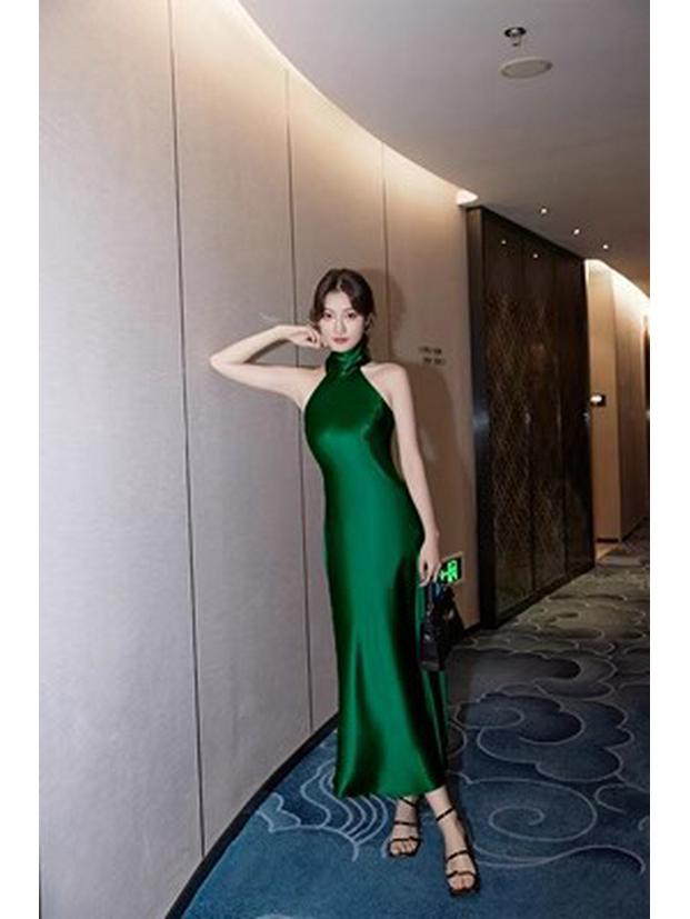 Elegantes französisches Acetatsilber-Neckholder-Abendkleid: High-End Society-Schmal geschnittenes Kleid