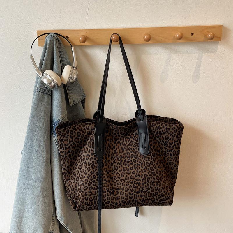 2025 autumn new trendy Korean version of foreign style leopard print shoulder large capacity high value fashion portable tote bag women