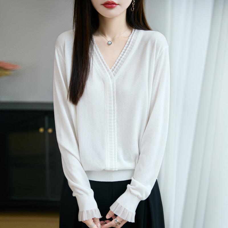 Early Autumn New V-neck Women's Knitted Sweater, Long-sleeved Lace with Black Ear Trim, Solid Color Loose Base Layer