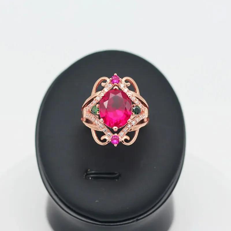 Inspiration Color Crystal Rhombus Ruby Rings for Women with Plating Rose Golden Fashionable Luxury Engagement Ring Zircon