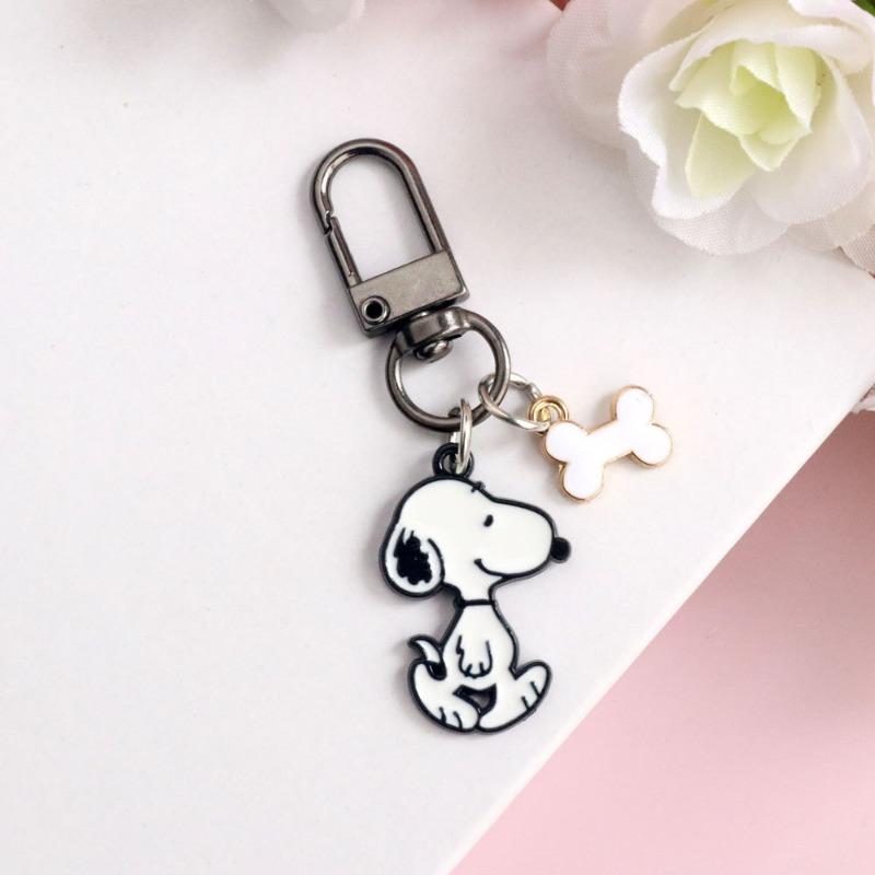 Snoopy Creative Cute Cartoon Metal Keychain Personality Two-dimensional Animation Peripheral Couple Backpack Decorative Pendant