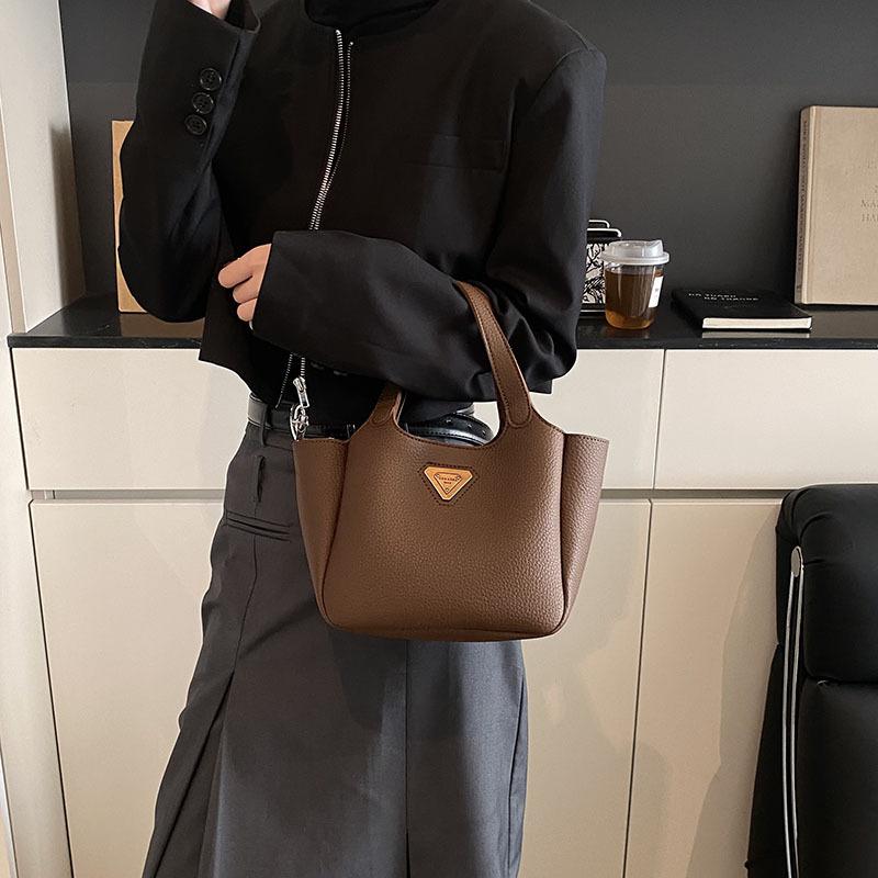 Autumn and Winter Retro Portable Tote Bag Women's 2025 New Bag High Value Versatile Niche Design Shoulder Messenger Bag