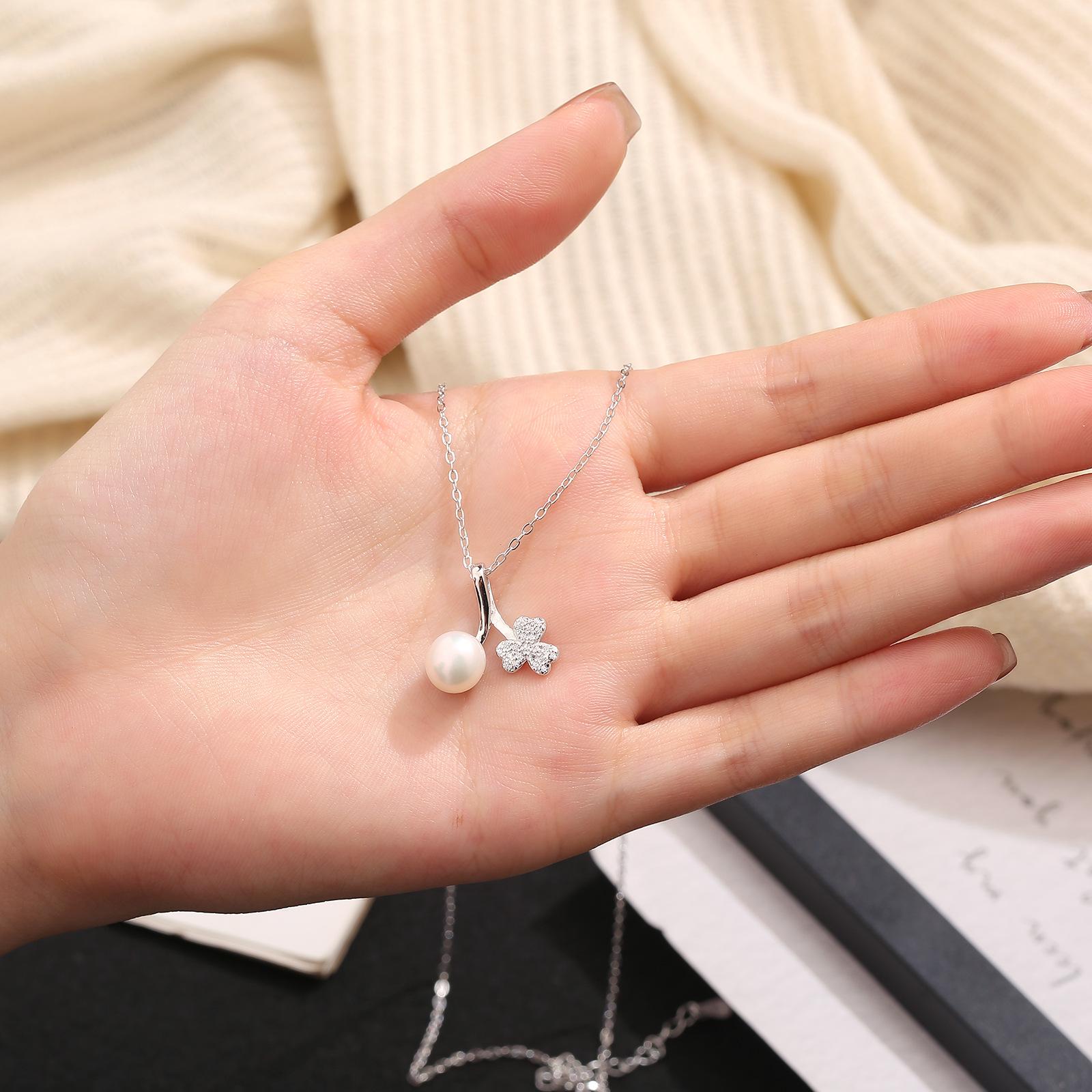 Popular Minimalist Collarbone Chain with Clover Necklace for Women, Fashionable and Personalized, Versatile and Exquisite Pendant Collarbone Chain 40CM