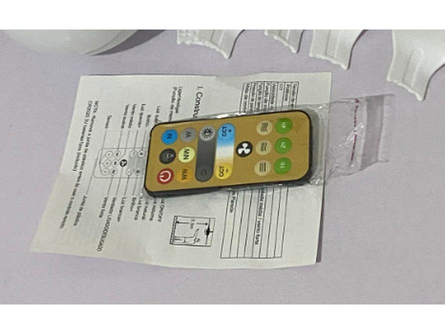 

Потолочный вентилятор в форме цветка с шестью лопастями, с регулируемым светодиодным светом, с изменяемым цветом, трехскоростной для спальни, общежития или ресторана