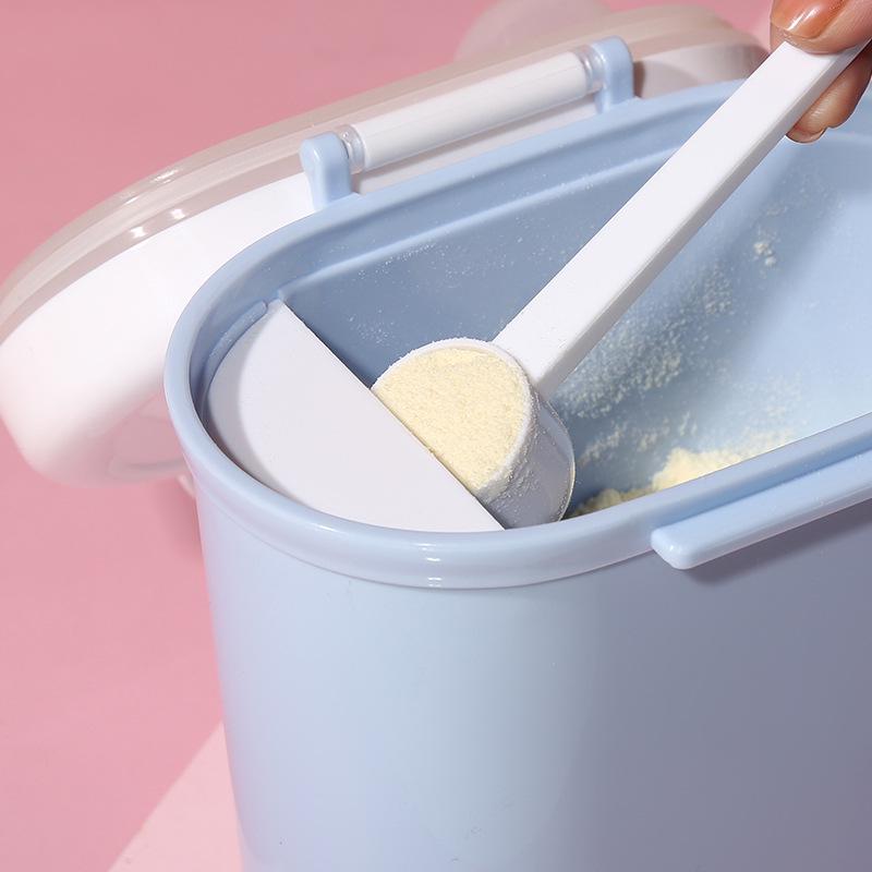 High-Capacity Portable Baby Formula Storage Container - Sealed and Portioned for On-the-Go Use.