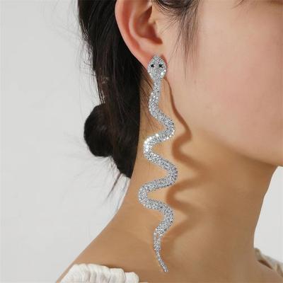 Boucles d'oreilles à pampilles longues exagérées à la mode exquises avec un design doux et cool incrusté de boucles d'oreilles en forme de serpent en strass