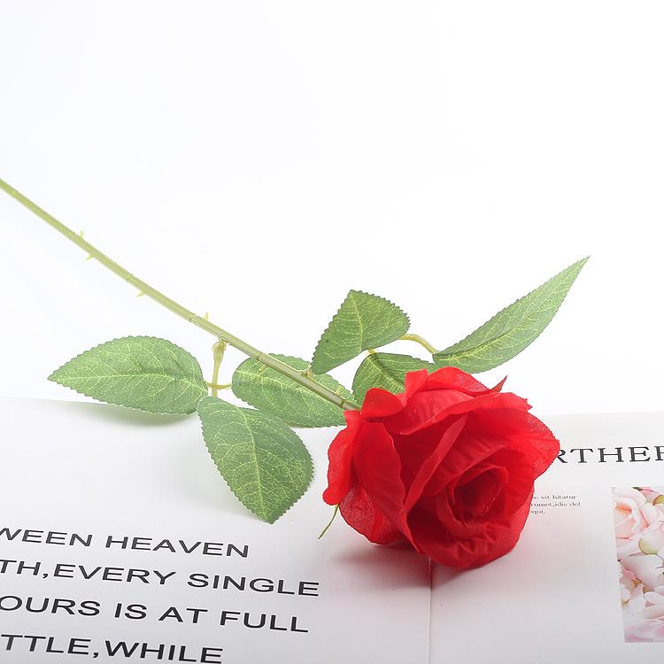 Luxury Silk Rose Arrangement for Valentine's Day - Elegant Artificial Flowers for Living Room Decor.