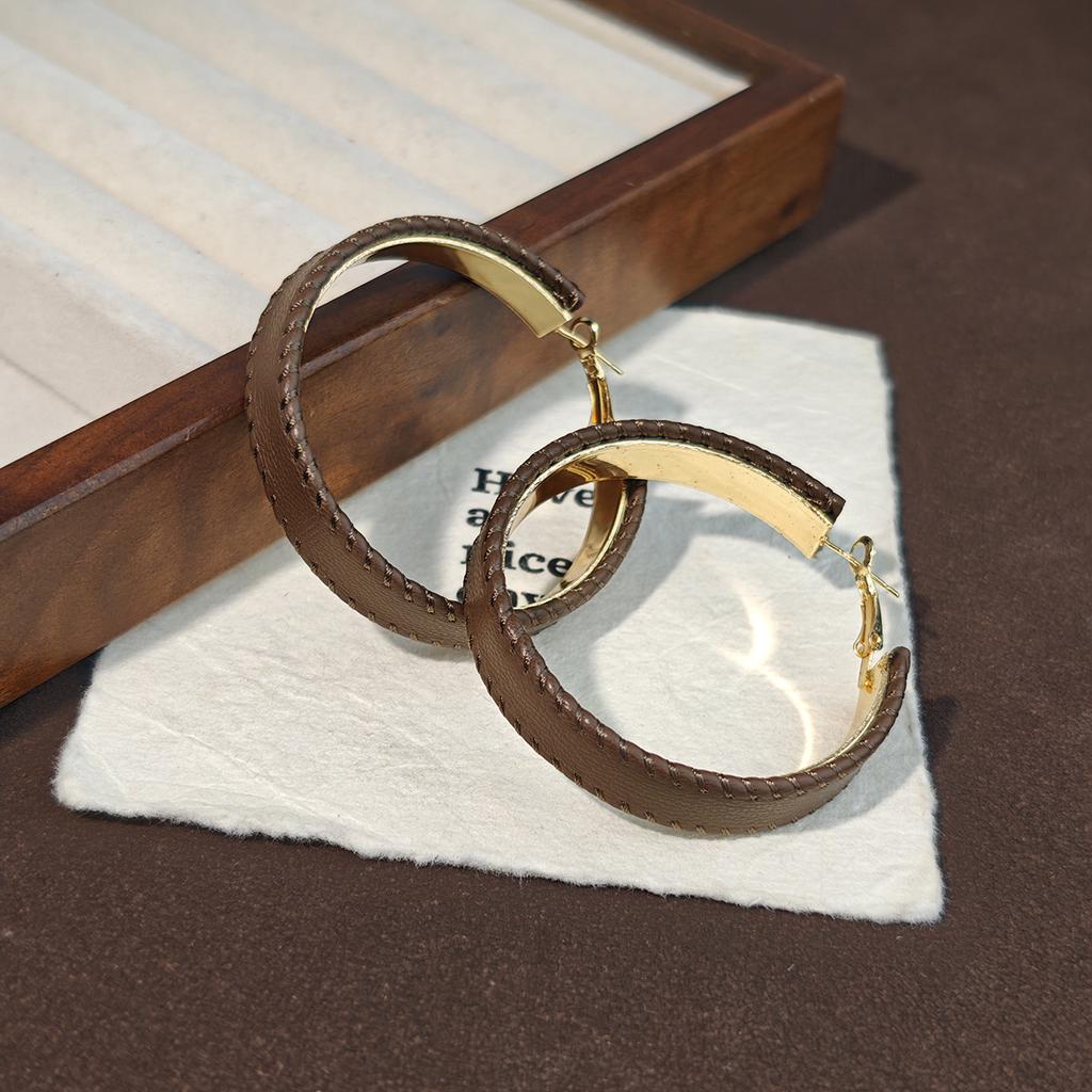 Exaggerated personality leather metal circle earrings, high-end sense retro niche earrings, unique temperament fashion earrings women