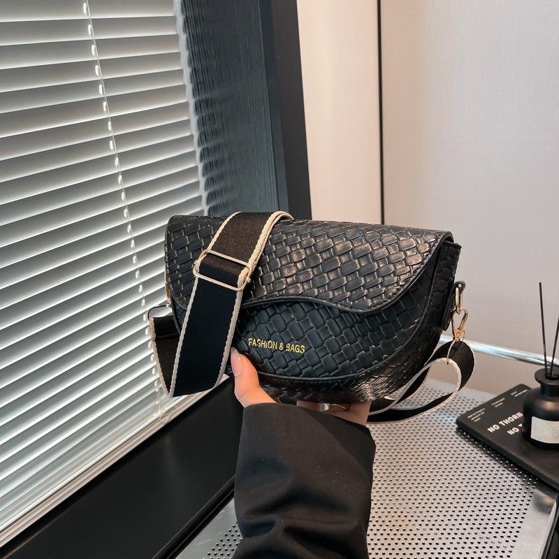Fashion Single Shoulder Underarm Crossbody Saddle Bag Female Texture 2025 New Popular Retro Personalized Woven Pattern Large Capacity