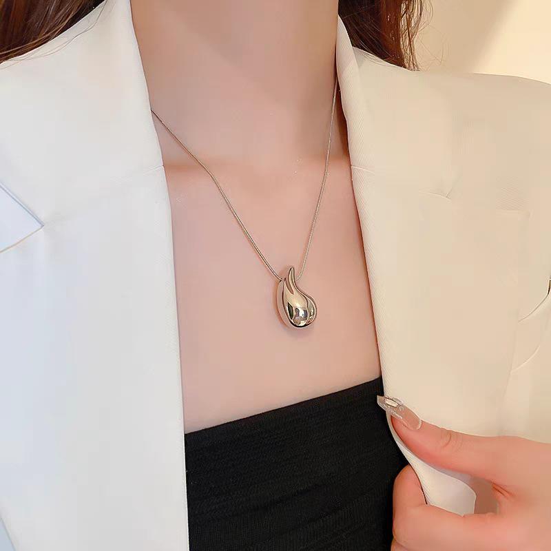 European-American Teardrop Punk Necklace: Glossy, Exaggerated, Stylish Party Jewelry.