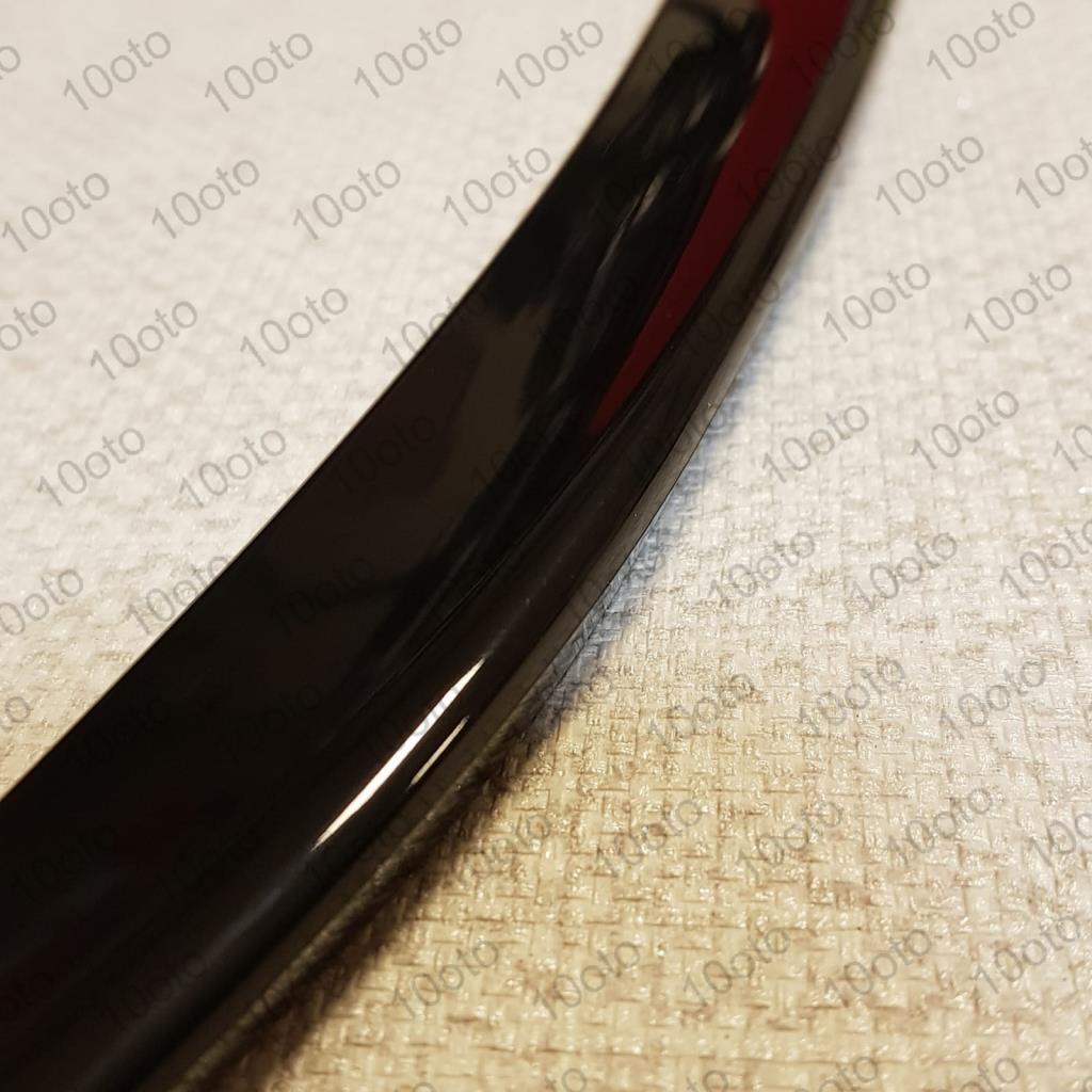 Nero pianoforte, spoiler universale anatomico, rivestimento elastico del cofano del bagagliaio.