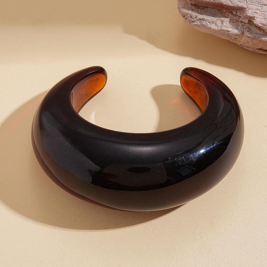 Unique Retro Resin Bracelet: Personalized Fashion Jewelry for Women