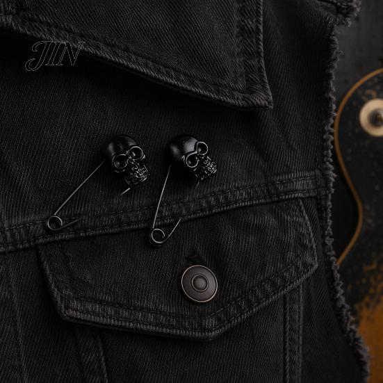 Black Skull Pin Brooch, Safety Brooch with Lock Design, 3D Carving Halloween Punk Accessory for Jackets Lapels Backpacks Gift Three-dimensional