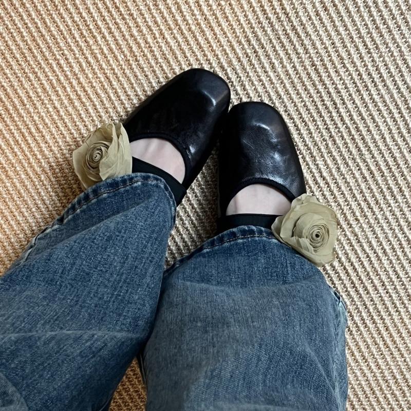 Fashion Retro Pleated Flower Decorate Ballet Flats Women Elegant Round Toe Elastic Band Design Mary Jane Shoes Comfort Soft Sole Loafers