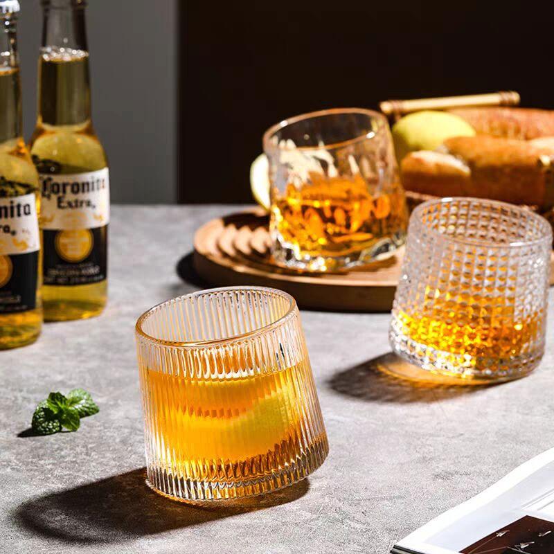 Luxusní sklenice na víno Sklenice na whisky Rotační sklenice Vynikající průhledná sklenice Bar Personalizovaná sklenice na víno Vánoční dárek