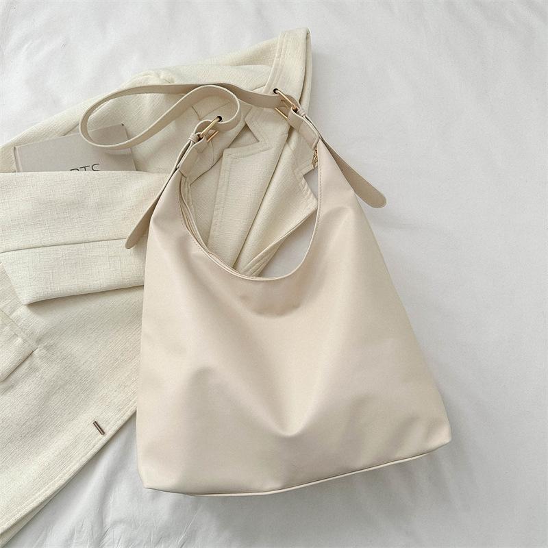 2025 winter new Korean version fashion shoulder bag trendy personalized messenger bag simple casual large capacity tote bag