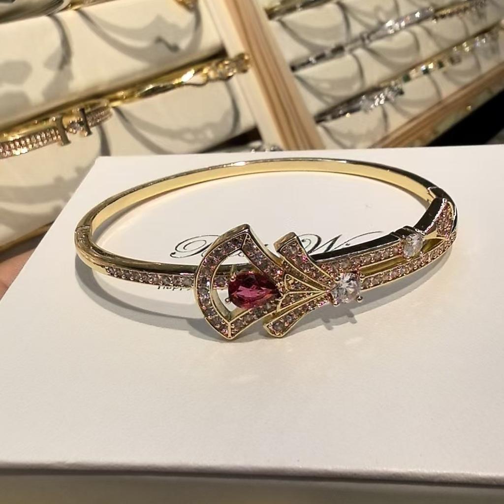 Copper Inlaid Zircon Horseshoe Buckle, Fashionable and High-end, Versatile, Women's Exquisite Jewelry
