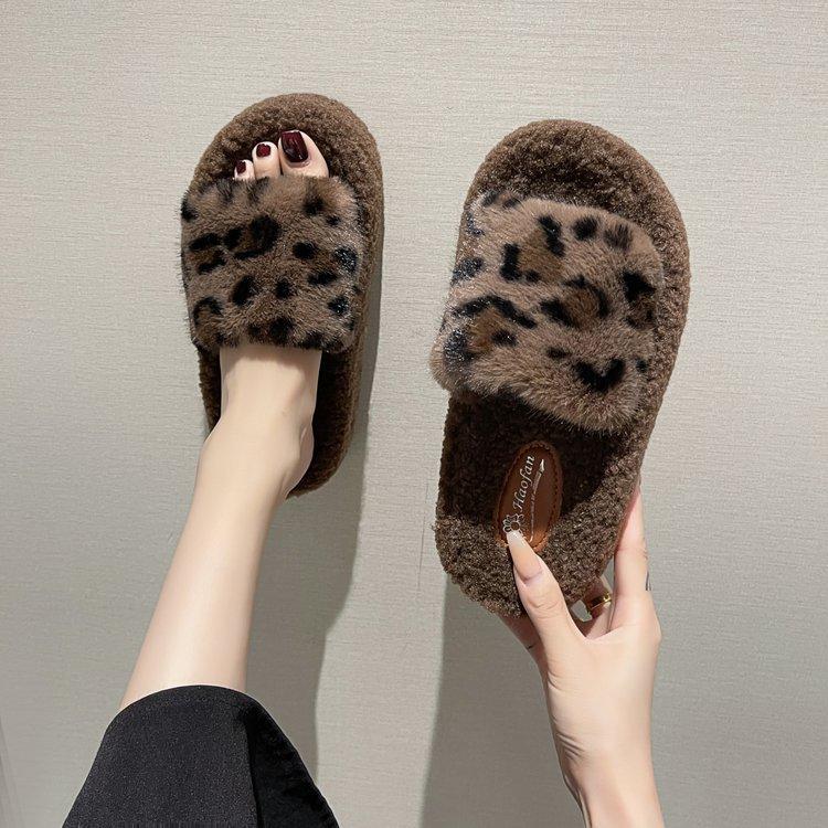 Autumn and winter leopard print fluffy slippers women, European and American fashion outer wear fluffy slippers thick-soled home non-slip plush slippe