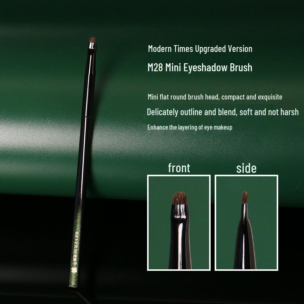 Mini M28 Anti-Aging Flat Head Eyeshadow Brush