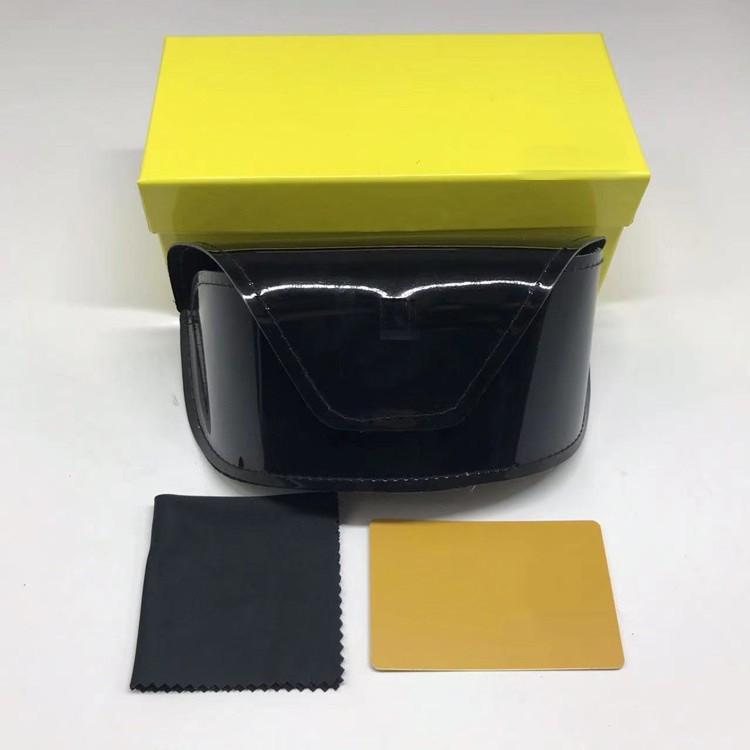 Set Ochelari de Soare Originali Boutique: Include cutie asortată, pânză și manual