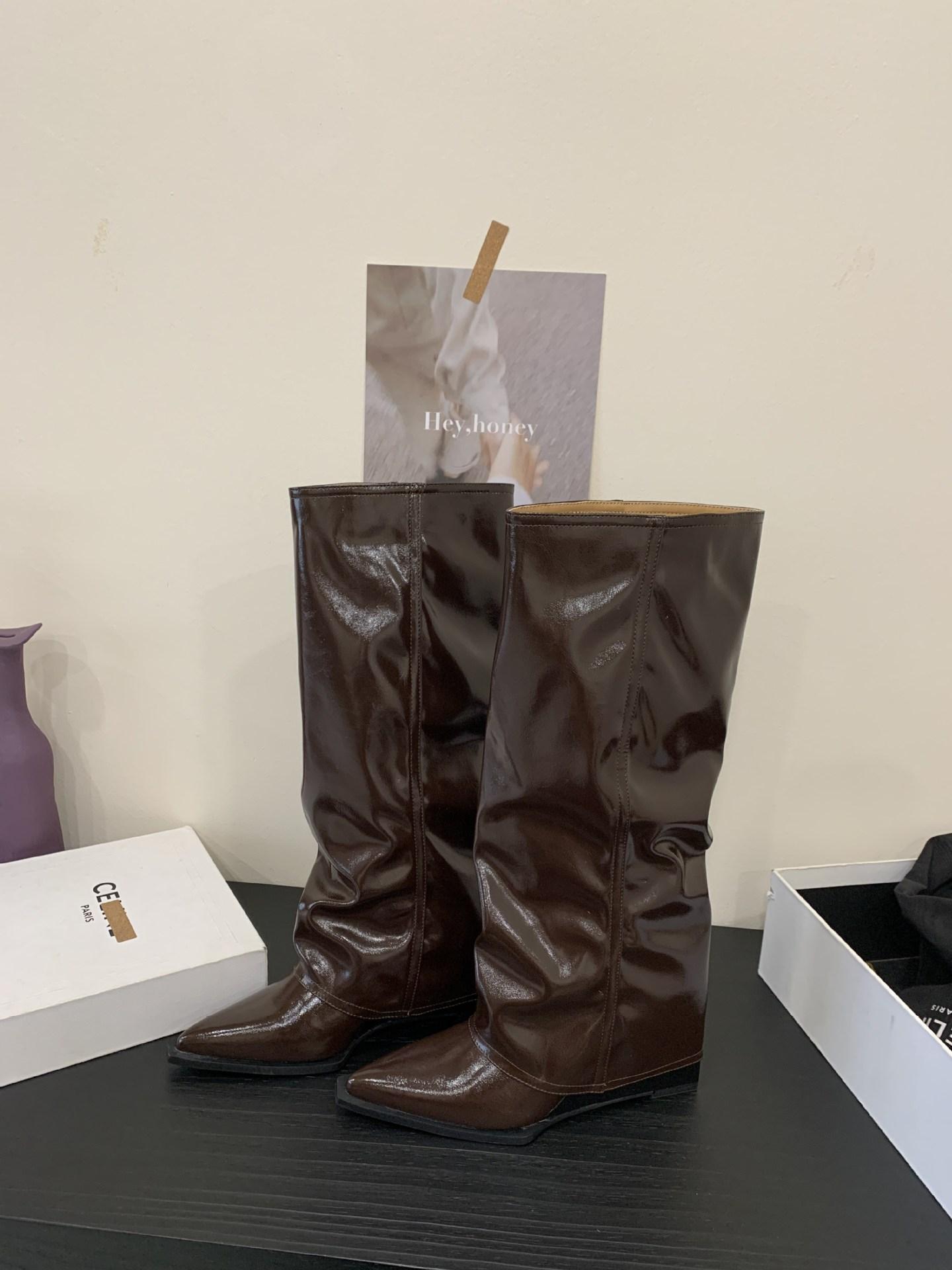 

2025 new patent leather knight boots but knee boots stacked boots retro pointed autumn and winter fashion 40 темно-коричневого кольору