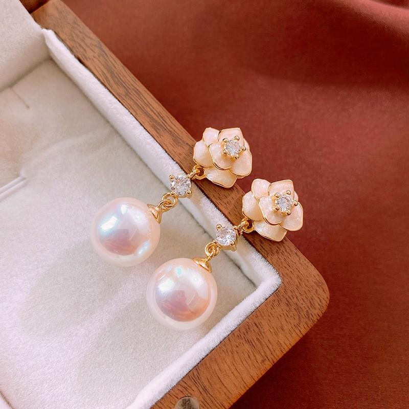 Medieval Silver Needle with Diamonds, Dripping Oil, Flower Pearl Earrings, Temperament, Court Style Stud Earrings, Light Luxury and High-end Earrings.