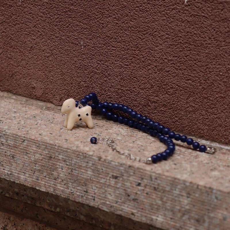 Emaille Pferdeanhänger Halskette mit Lapislazuli-Perlen – Lässiger Urlaubsstil