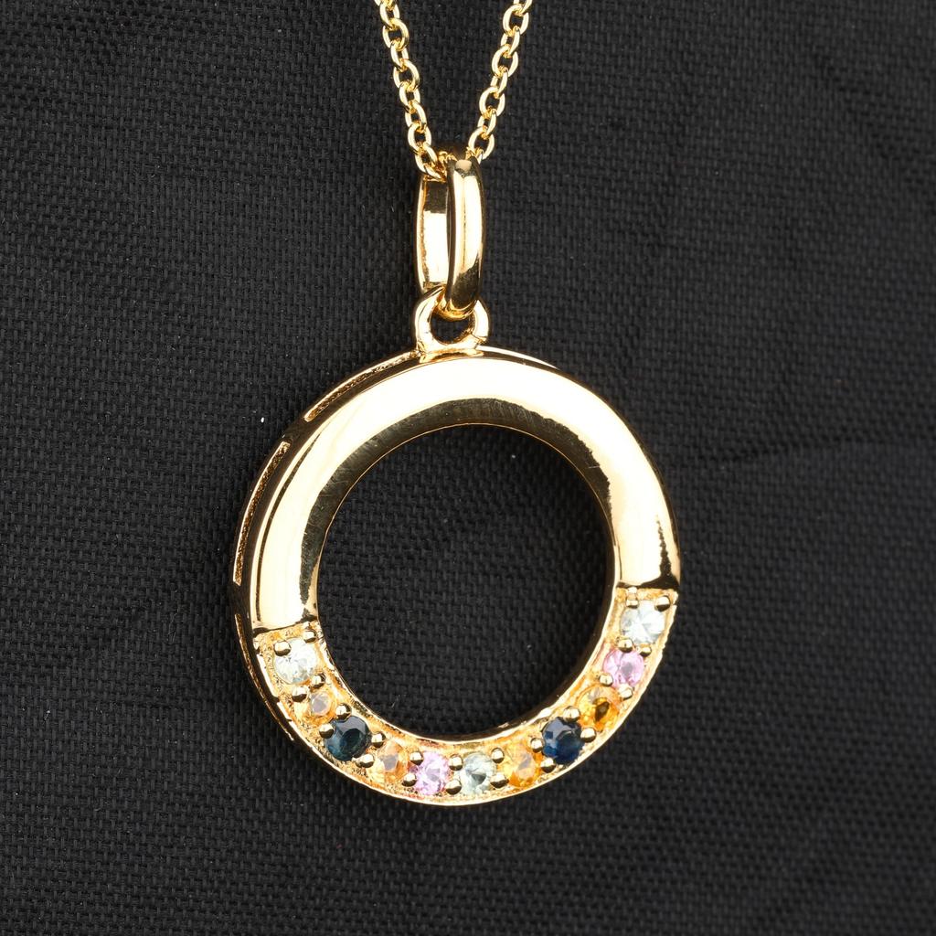 Ciondolo Cerchio Familiare Zaffiri Multicolore Argento Sterling 925 Placcato Oro Inciso Gioiello Raffinato Regalo per Lei
