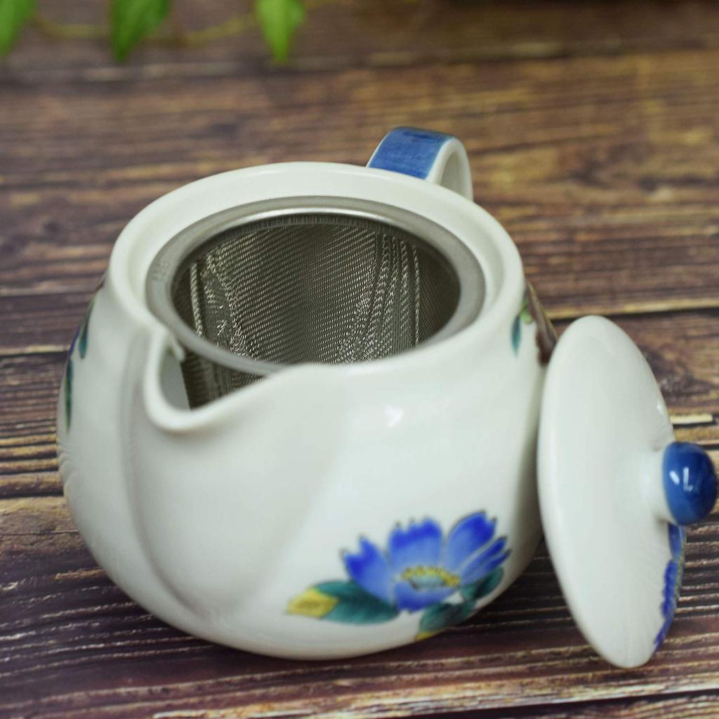 Waza no Kura: Stylish Kutani ware teapot with camellia design and tea strainer. Made in Japan. A premium ceramic brand. A great birthday gift.