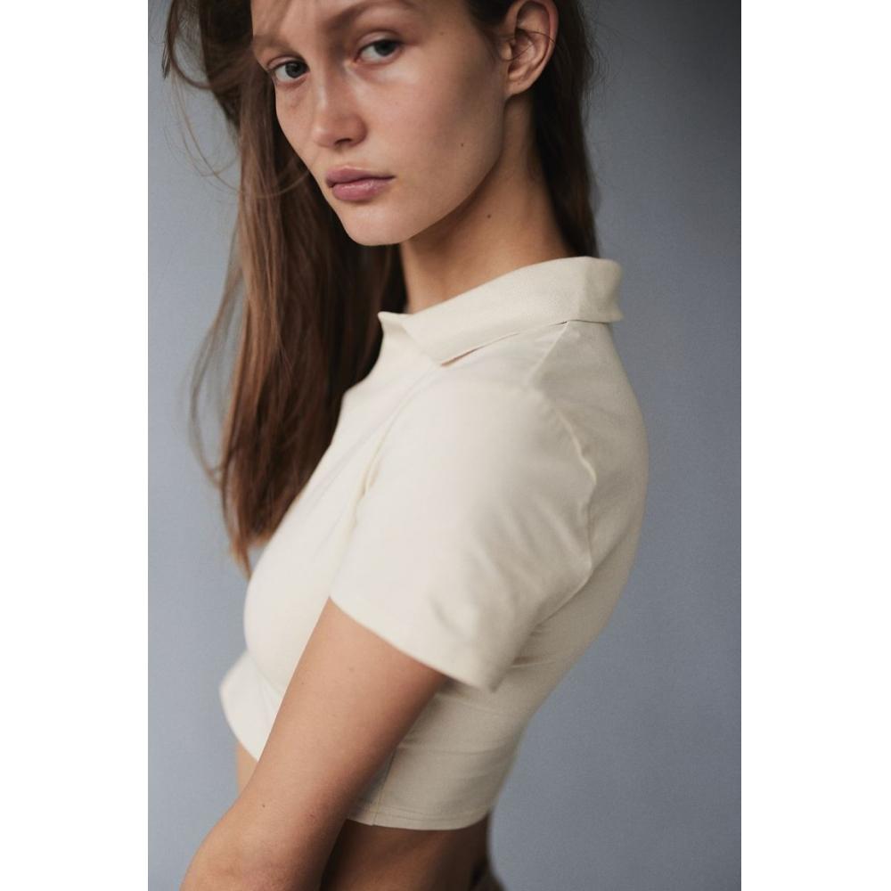 

Укороченный топ с воротником HM кремового цвета