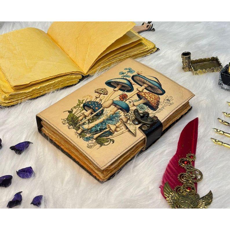 

Зачарованные грибы Кожаный журнал – Ручная работа, ботанический блокнот с винтажным замком – Книга теней – Журнал-гримуар 7 x 5 in