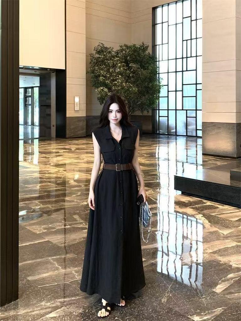 Elegantes schwarzes ärmelloses Kleid mit Hemdkragen & schlankmachender Taille