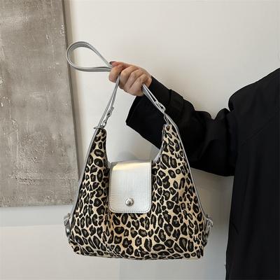 Fashionable Large Capacity Tote Bag Women's Bag Niche Design Class Retro Backpack Women Korean Version Autumn Cross Bag