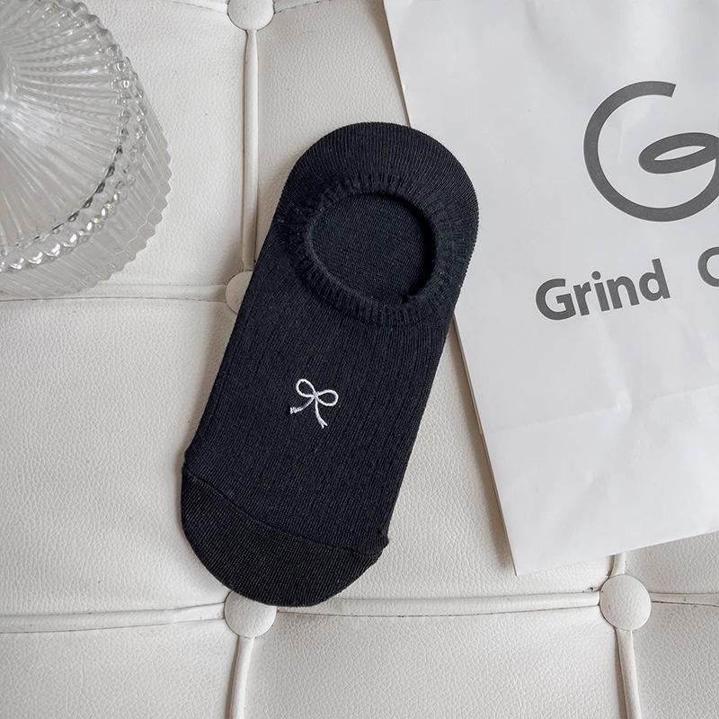 

Женские весенне-летние черно-белые носки с вышивкой в виде улыбающихся лиц и бантиками, дышащие, влагоотводящие, силиконовые противоскользящие невидимые носки 1 pair чёрный