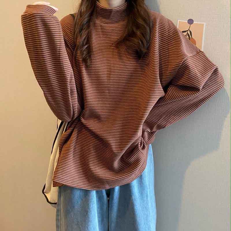 Зимняя женская полосатая футболка с воротником-стойкой — фото 15