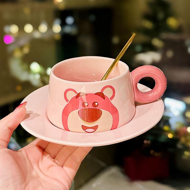 Niedliche Cartoon Erdbeerbär Keramik Kaffeetasse und Untertasse Geschenkbox Set Hochwertiges Aussehen Minnie und Mickey Tassen und Untertassen für den Heimgebrauch