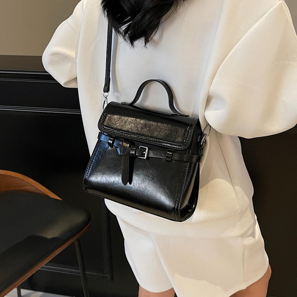 Retro Portable Foreign Style Bag for Women, Korean Version of Fashionable and Versatile Single Shoulder Crossbody, New Simple and Advanced Small